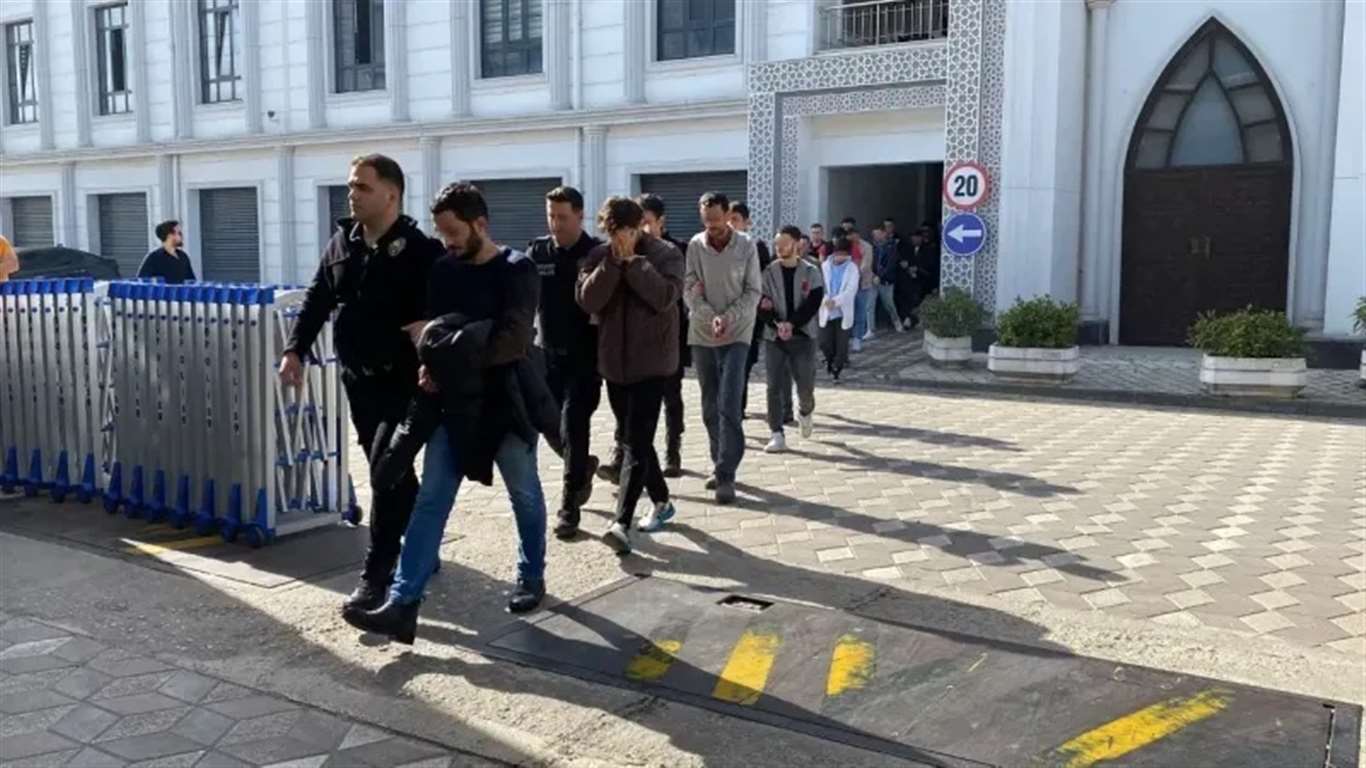       Sahte araç kiralama sitesi ile 122 kişiyi dolandıran 101 şüpheli yakalandı haberi